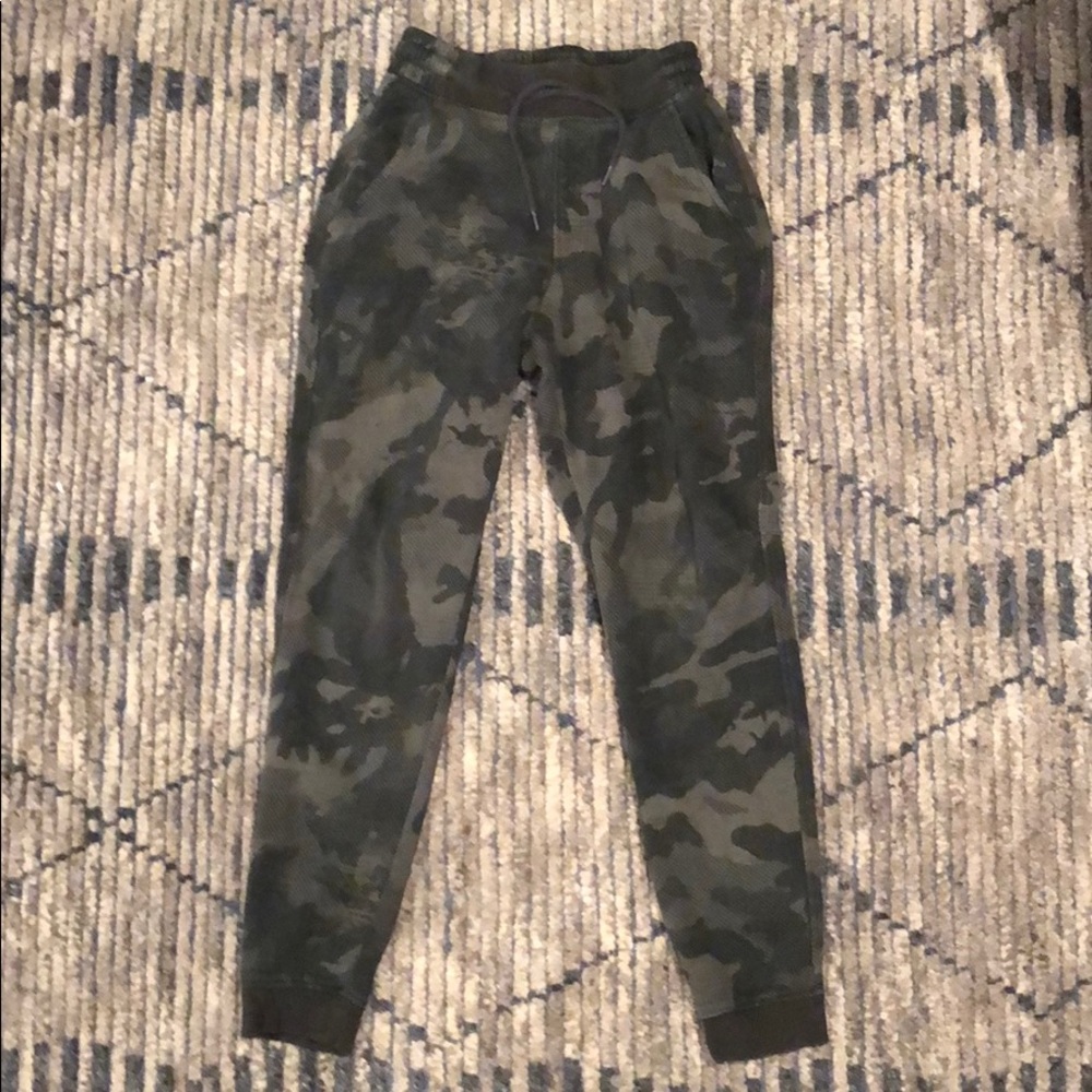 Men’s UnderArmour digital camo joggers size S